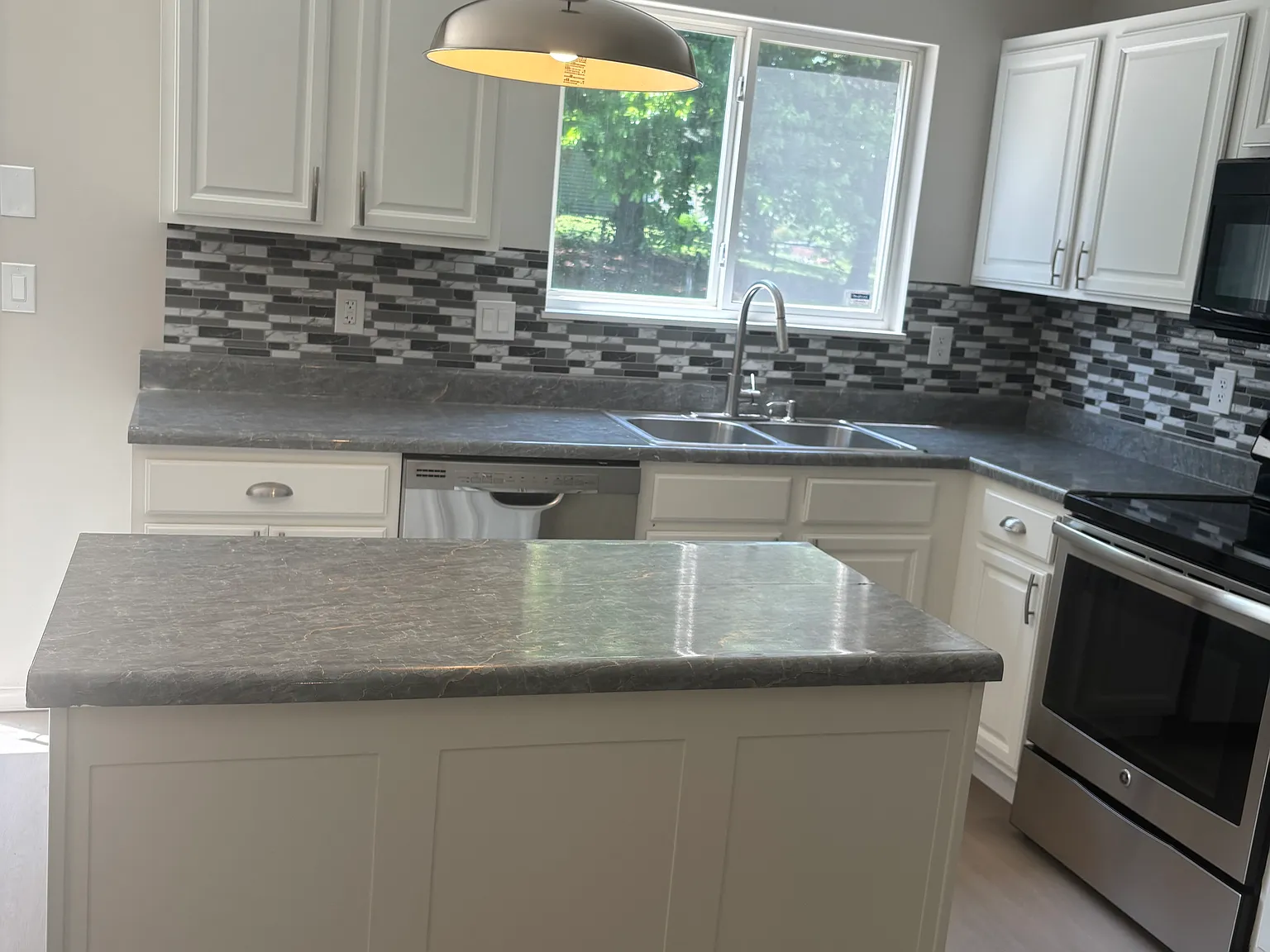 4 bed, 2.5 bath, 1976 sqft, $2,500 — Photo 2