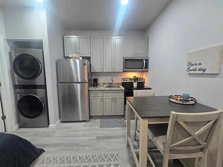 805 Avenue K #D — Photo 3