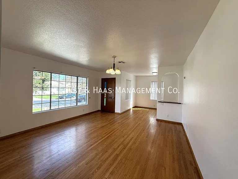 4723 Blackthorne Ave — Photo 3