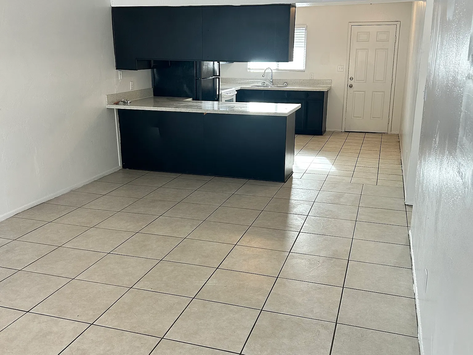 2 bed, 1000 sqft, $1,300 — Photo 2