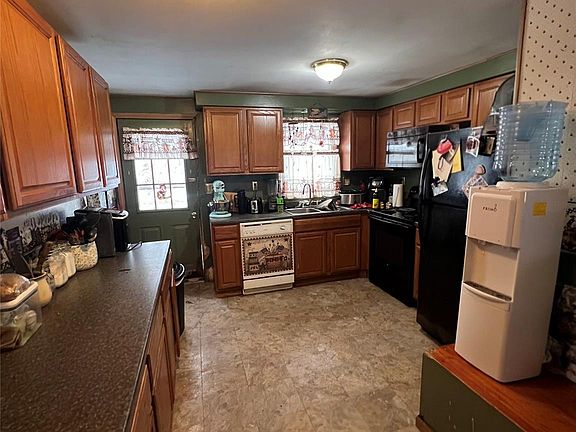 3rd image of 1232 Albany Post Road