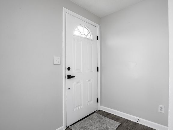 3rd image of 612 Woodlark Dr