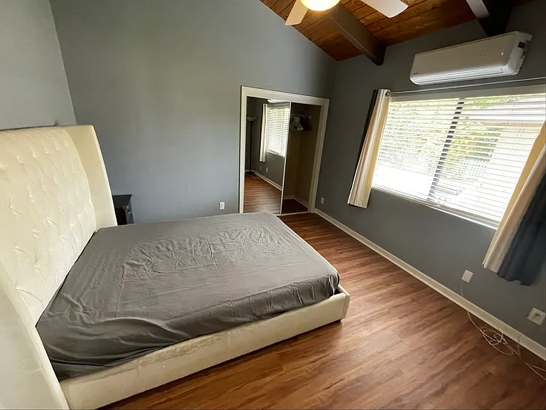 Guest room with queen bed