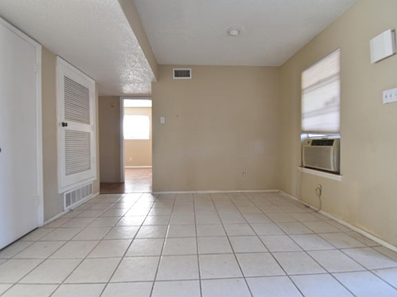 4th image of 204 N Resler Dr