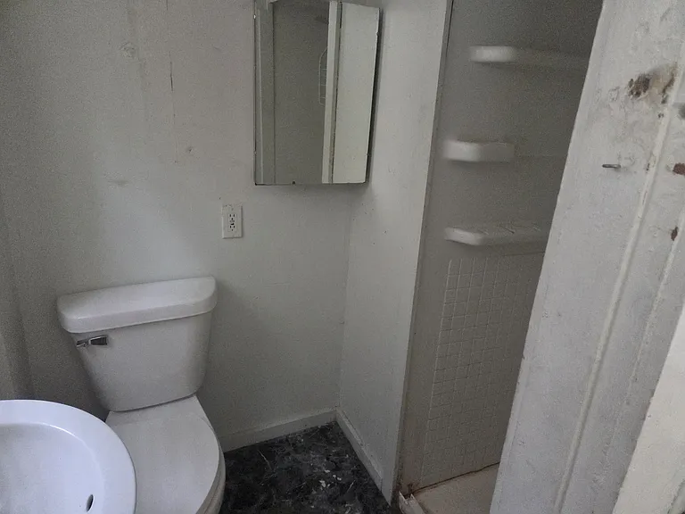 424 W 11th St #D — Photo 4