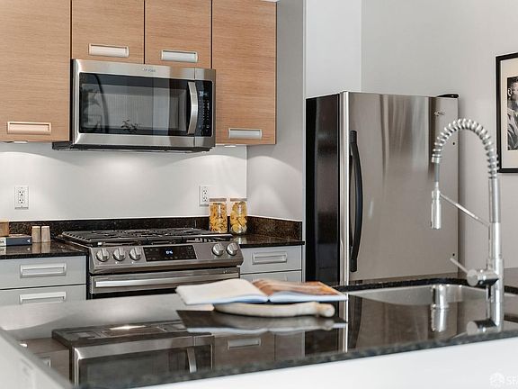 5th image of 300 Berry St Unit 618