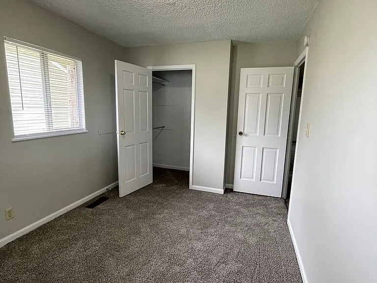 2105 Brady Ln — Photo 11