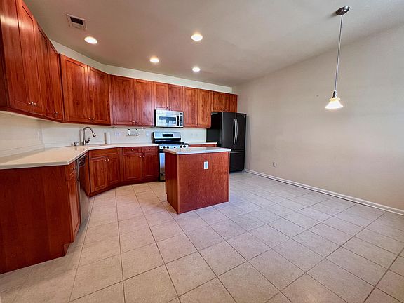 3rd image of 907 Kensington Ln