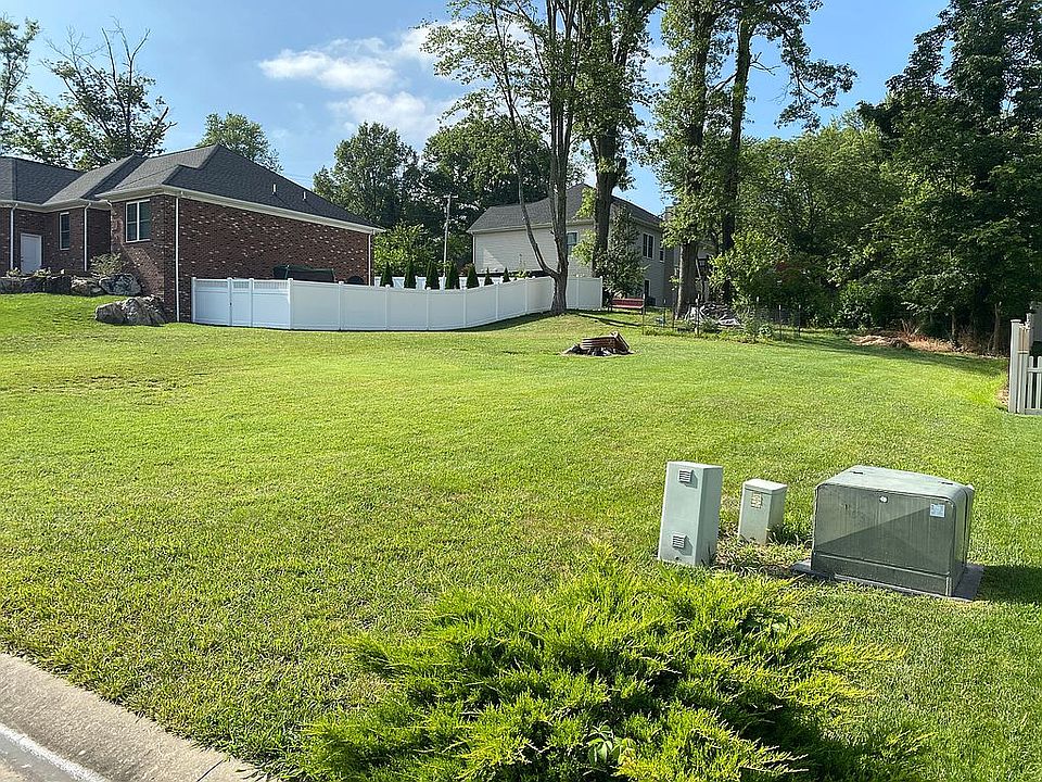1st image of 120 Palace Dr