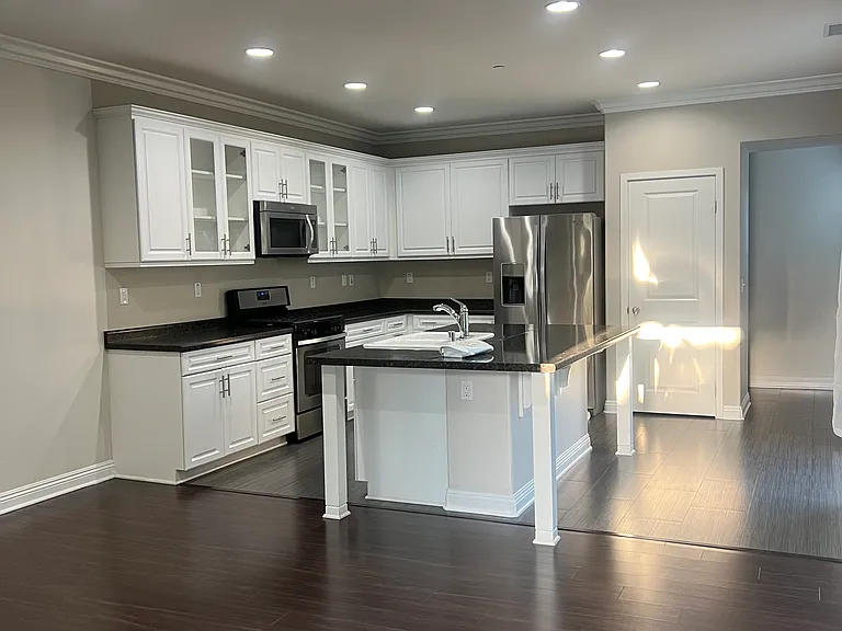 3227 S Hampton Way — Photo 2