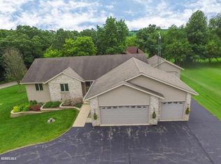 1-182 Hooks Ct, Lanark, IL 61046