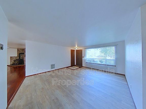 5th image of 220 NE Riverhill Ln