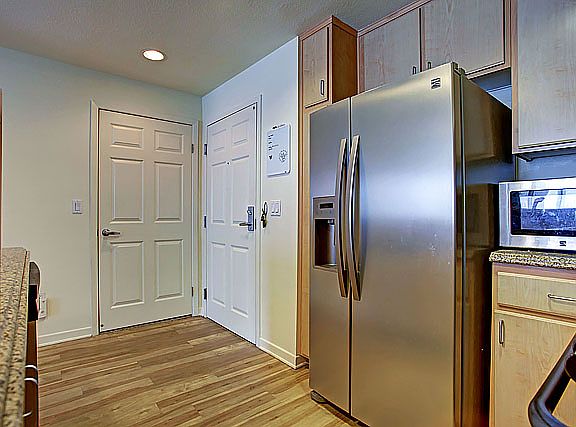 4th image of 160 S Hudson Ave Unit 217