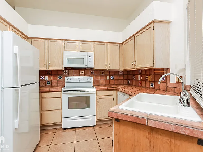 1606 W Calle Del Ducado — Photo 5