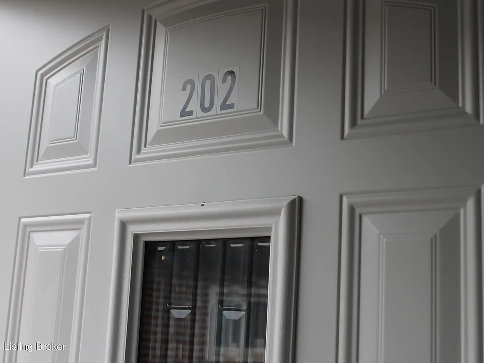 952 S Floyd St #202