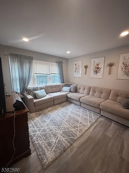 2 bed, 1.0 bath, 900 sqft, $2,700 — Photo 1