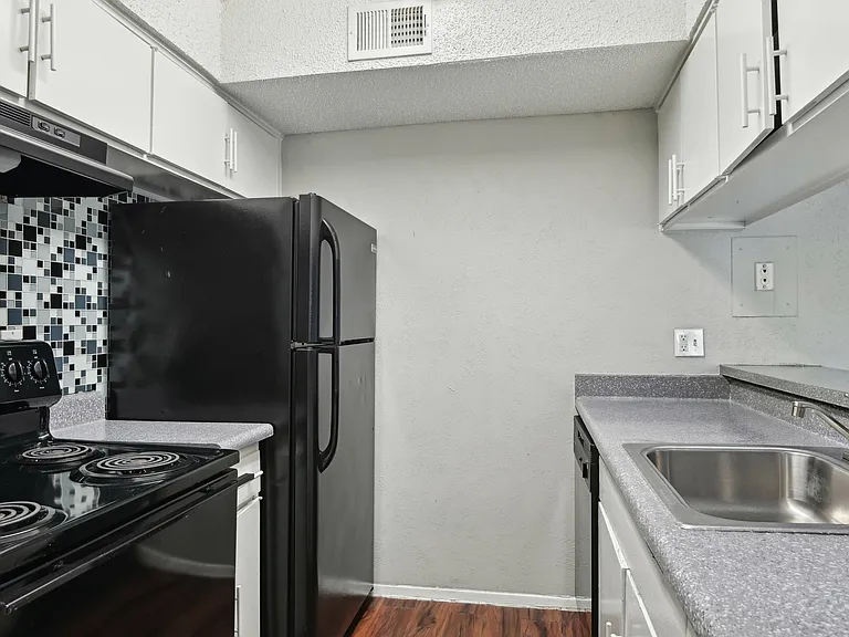 Rock Island Apartments — Photo 9