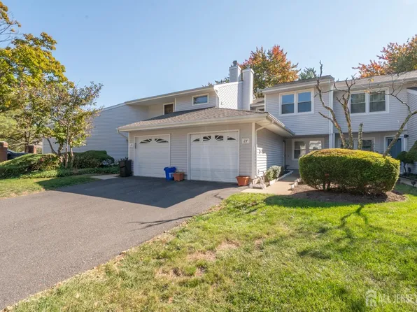 27 Sandpiper Dr, Parlin, NJ 08859