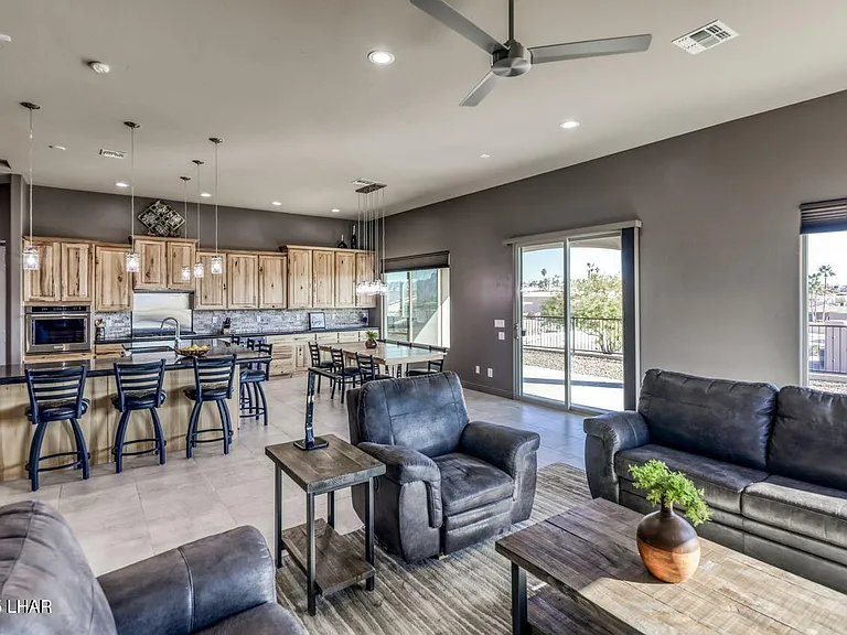 2520 Demaret Dr — Photo 9