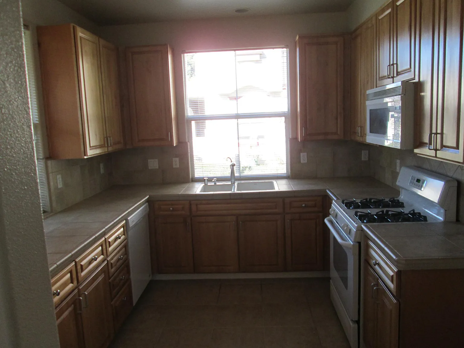 3 bed, 2.5 bath, 1513 sqft, $4,000 — Photo 3