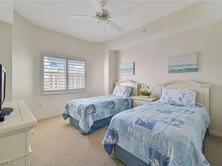 2 Twin Beds