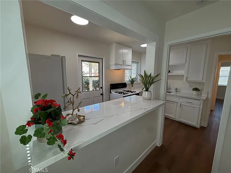 549 N Niagara St — Photo 7