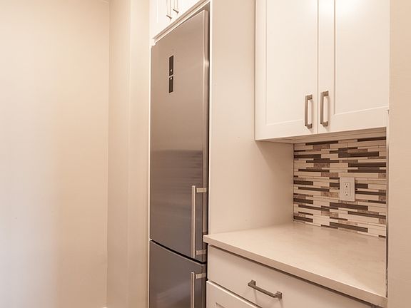 5th image of 30 W 63rd St APT 19R