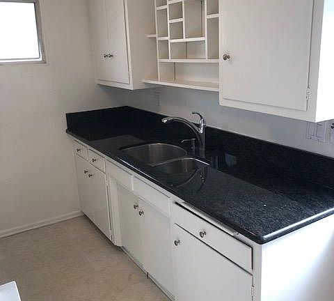 4th image of 1450 Barry Ave APT 2