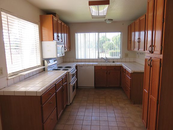 2nd image of 556 Yellowstone Dr