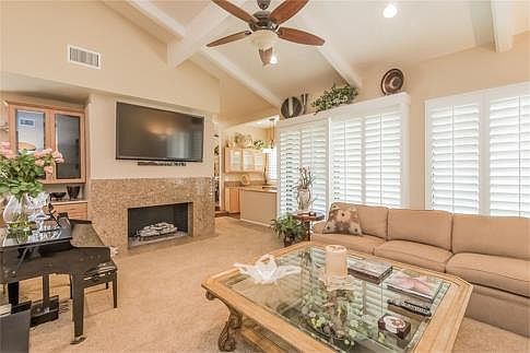 Spacious living room with Fireplace