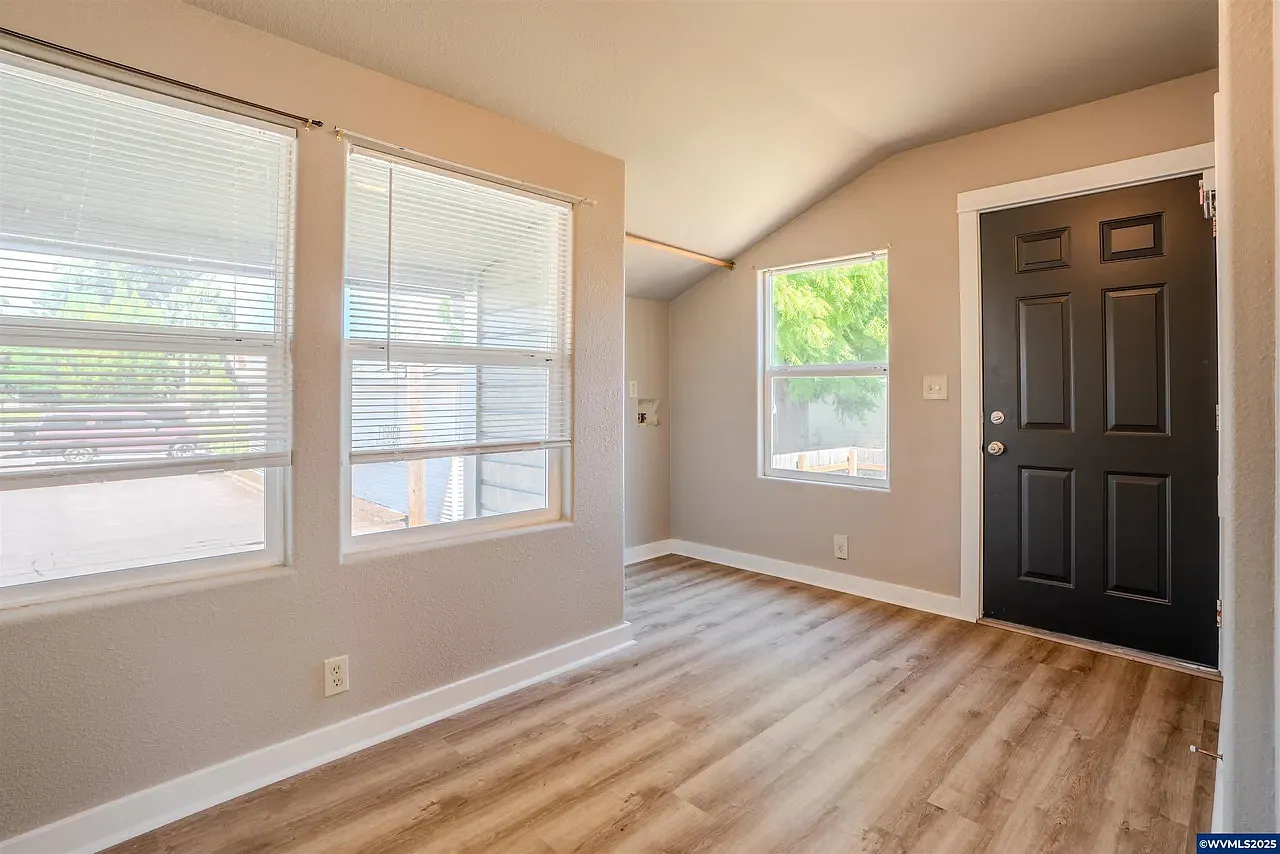 323 Calapooia St SW — Photo 2