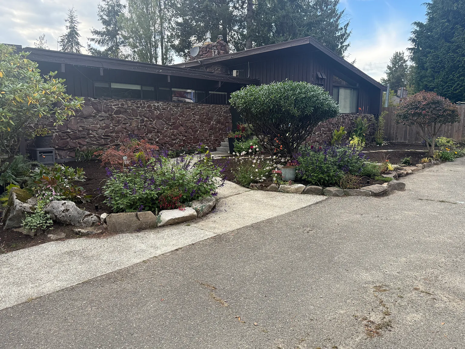 4 bed, 3.5 bath, 2400 sqft, $3,900 — Photo 2