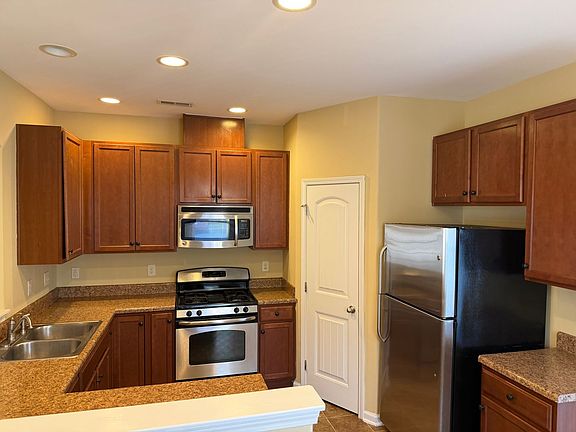 4th image of 553 Matheson Pl
