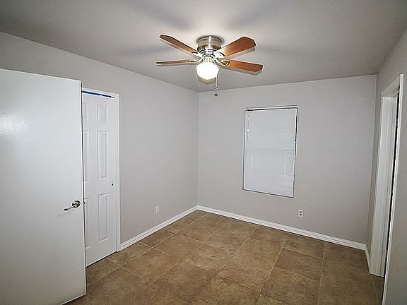 4th image of 121 N Bugle Dr