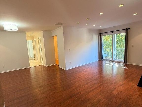 2nd image of 44 Jamestown Rd