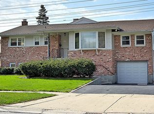 221 Walnut Ln, Elk Grove Village, IL 60007