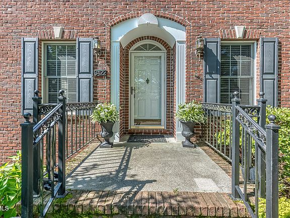 3rd image of 3422 Berkshire Cir