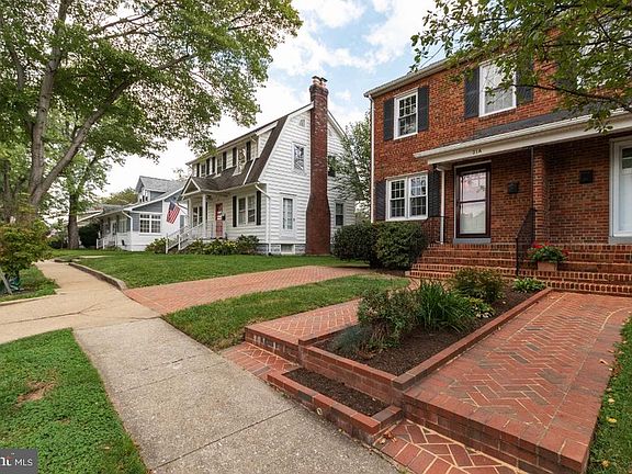 3rd image of 21 E Oak St #A