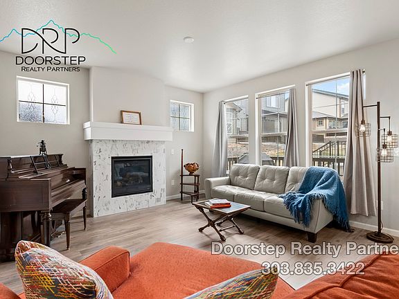 Main Living Area w/ Gas Fireplace