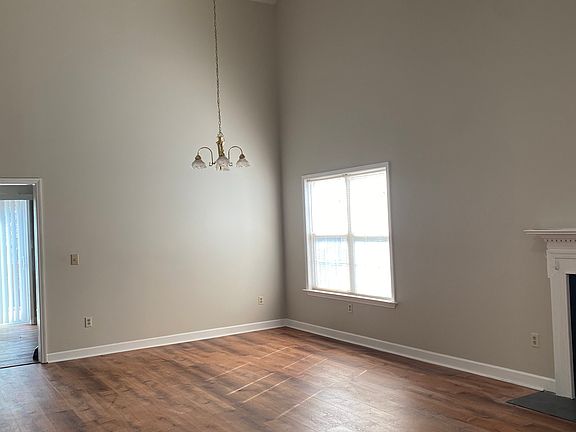 4th image of 321 Roslyn Ct
