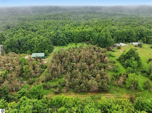 Robinson Rd, Harbor Springs, MI 49740