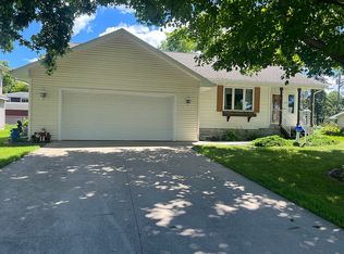 315 7th St SW, Plainview, MN 55964