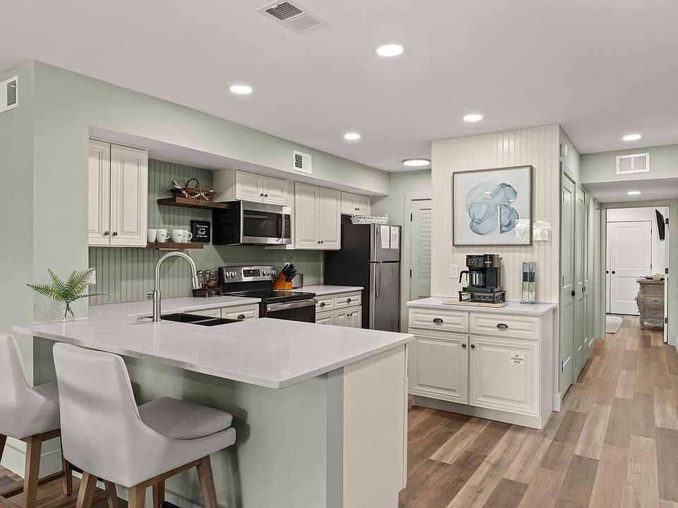 1st image of 901 Harbour Pointe Ln #901