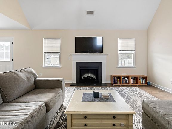 5th image of 210 Breakwater Drive