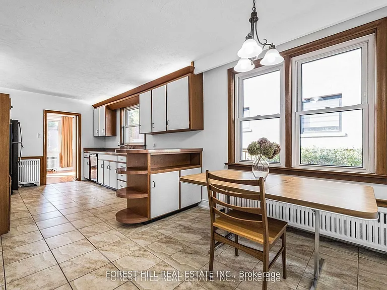 18 Irvington Cres — Photo 5