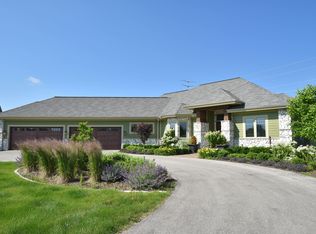 W83N955 Stony Kettle Dr, Cedarburg, WI 53012