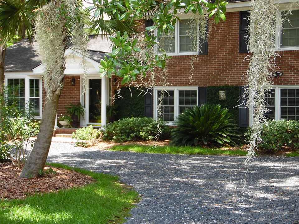 Circular drive entrance