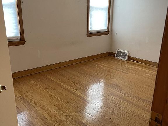5th image of 4438 N Woodruff Ave #2