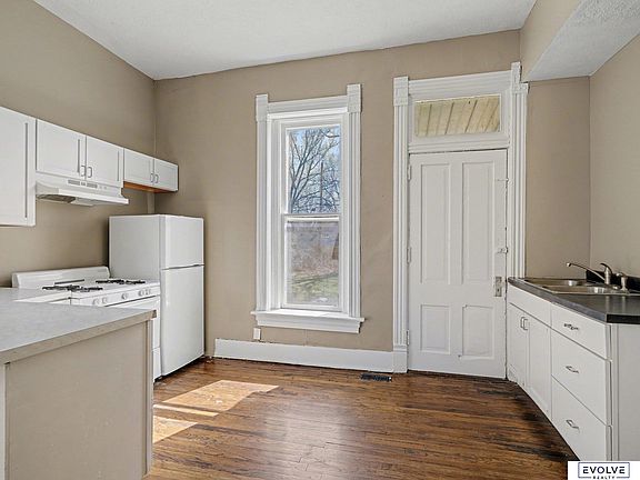 5th image of 3833 Parker St