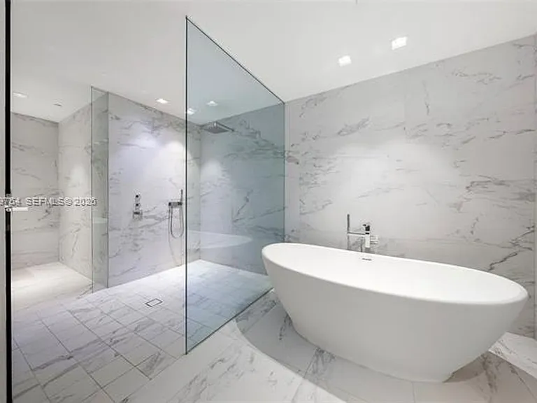 1000 Biscayne Blvd #Penthouse 1201 — Photo 37
